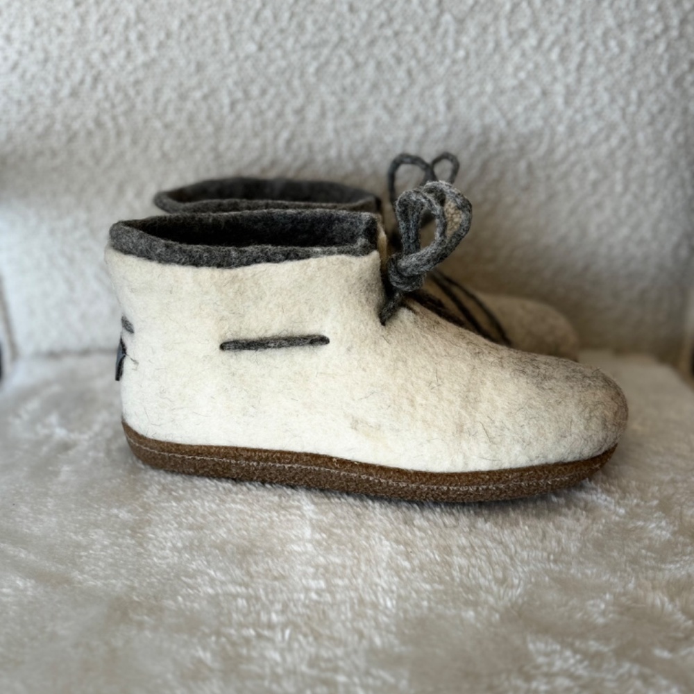 Felted wool women boots slippers with laces. Ankle booties. - Picture 11 of 16